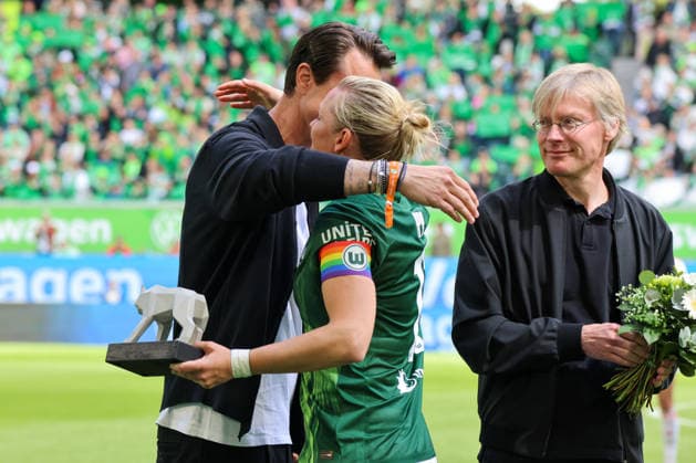 Wolfsburg, Germany 17 May 2026 1 Womens Bundesliga 26 Matchday VfL Wolfsburg vs 1 FC Nuremberg In the picture from left the second Alexandra Popp VfL emotional, who plays her last game for VfL Wolfsburg today after 14 years and is bid farewell Copyright: HMBxMedia MadeleinexFantini
