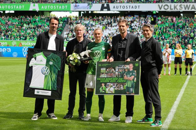 Wolfsburg, Germany 17 May 2026 1 Womens Bundesliga 26 Matchday VfL Wolfsburg vs 1 FC Nuremberg In the picture from left the third Alexandra Popp VfL emotional, who plays her last game for VfL Wolfsburg today after 14 years and is bid farewell, to the right of her sports director VfL Wolfsburg Ralf Kellermann VfL , both of whom will join the womens team of Borussia Dortmund next season Copyright: HMBxMedia MadeleinexFantini