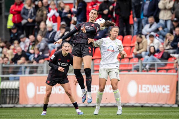 LEVERKUSEN, 17.05.2026 - Selina Ostermeier (Bayer 04 Leverkusen, 2) beim Kopfball, rechts Maja Sternad (Werder Bremen, 11) während der Begegnung Bayer 04 Leverkusen - Werder Bremen an Spieltag 26 der Google Pixel Frauen-Bundesliga am 17.05.2026 im Ulrich-Haberland-Stadion in Leverkusen (Nordrhein-Westfalen). DFL REGULATIONS PROHIBIT ANY USE OF PHOTOGRAPHS AS IMAGE SEQUENCES AND OR QUASI-VIDEO. Nordrhein-Westfalen Deutschland Copyright: xAxelxKohringx