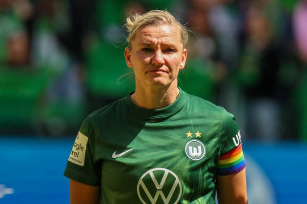 Wolfsburg, Germany 17 May 2026 1 Womens Bundesliga 26 Matchday VfL Wolfsburg vs 1 FC Nuremberg In the picture Alexandra Popp VfL emotional, who plays her last game for VfL Wolfsburg today after 14 years and is bid farewell Copyright: HMBxMedia MadeleinexFantini