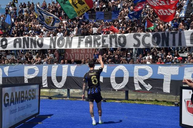 IPA84786107 - Marius Marin (Pisa) greets fan of Pisa during Pisa SC vs SSC Napoli, Italian soccer Serie A match in Pisa, Italy, May 17 2026  Copyright: xGabrielexMasotti IPAxSportx xx 84786107