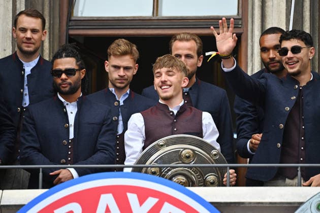 from left Manuel NEUER goalkeeper Bayern Muenchen ,Serge GNABRY FC Bayern Muenchen ,Joshua KIMMICH Bayern Muenchen ,Lennart KARL Bayern Muenchen with Meisterschal,Schale,Pokal,Cup,Trophaee, Harry KANE Bayern Muenchen ,Jonathan TAH Bayern Muenchen ,Aleksandar PAVLOVIC Bayern Muenchen championship celebration FC Bayern Muenchen on the town hall balcony on Marienplatz in Munich on 17 05 2026 Soccer 1 Bundesliga season 2025 2026, 34 matchday,