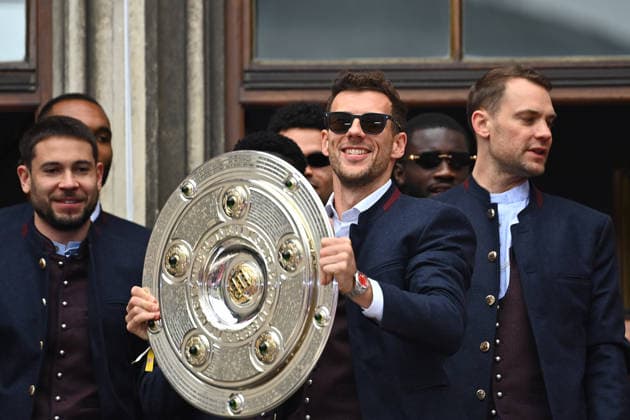 Leon GORETZKA Bayern Muenchen with Meisterschal,Schale,Pokal,Cup,Trophaee, re Harry KANE Bayern Muenchen Meisterfeier FC Bayern Muenchen auf dem Rathausbalkon auf dem Marienplatz in Muenchen am 17 05 2026 Fußball 1 Bundesliga Saison 2025 2026, 34 Spieltag,