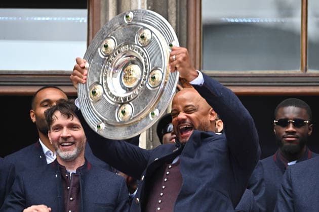Coach Vincent KOMPANY Bayern Muenchen with Meisterschal,Schale,Pokal,Cup,Trophaee, Meisterfeier FC Bayern Muenchen auf dem Rathausbalkon auf dem Marienplatz in Muenchen am 17 05 2026 Fußball 1 Bundesliga Saison 2025 2026, 34 Spieltag,