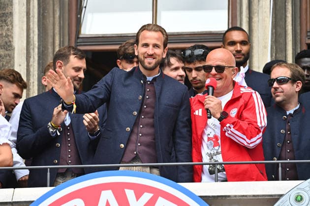 Harry KANE Bayern Muenchen , stadium announcer Stephan LEHMANN Champion celebration FC Bayern Muenchen on the town hall balcony on Marienplatz in Munich on 17 05 2026 Soccer 1 Bundesliga season 2025 2026, 34 matchday,