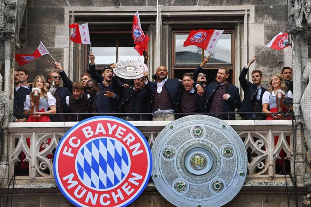 Tom BISCHOF Bayern Muenchen with Meisterschale,Schale,Pokal,Cup,Trophaee, Trainer Vincent KOMPANY Bayern Muenchen , Teamfoto,Team,Mannschaft,Mannschaftsfoto Meisterfeier FC Bayern Muenchen auf dem Rathausbalkon auf dem Marienplatz in Muenchen am 17 05 2026 Fußball 1 Bundesliga Saison 2025 2026, 34 Spieltag,