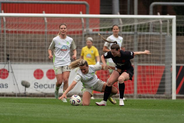 LEVERKUSEN, GERMANY - MAY 17: Amira Arfaoui (8 SV Werder Bremen) and Claudia Wenger (5 Bayer 04 Leverkusen) in action during the Google Pixel Frauen-Bundesliga match between Bayer 04 Leverkusen and SV Werder Bremen at Ulrich-Haberland-Stadion on May 17, 2026 in Leverkusen, Germany. (Photo by Qianru Zhang Press Photo) Copyright: xQianruxZhang SPPx Sportspressphoto_SPR148596