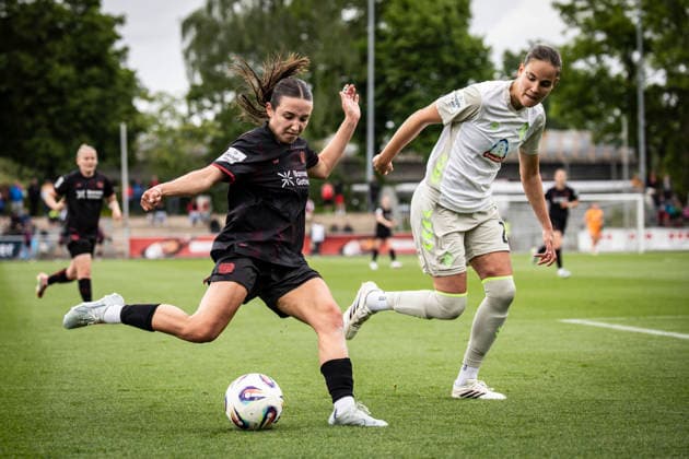 LEVERKUSEN, 17.05.2026 - Sofie Zdebel (Bayer 04 Leverkusen, 16), Hanna Nemeth (Werder Bremen, 23) während der Begegnung Bayer 04 Leverkusen - Werder Bremen an Spieltag 26 der Google Pixel Frauen-Bundesliga am 17.05.2026 im Ulrich-Haberland-Stadion in Leverkusen (Nordrhein-Westfalen). DFL REGULATIONS PROHIBIT ANY USE OF PHOTOGRAPHS AS IMAGE SEQUENCES AND OR QUASI-VIDEO. Nordrhein-Westfalen Deutschland Copyright: xAxelxKohringx