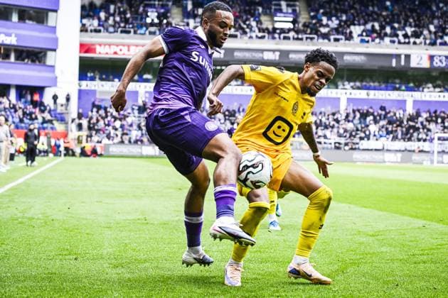 Anderlecht s Killian Sardella and Mechelen s Therence Koudou pictured in action during a soccer match between RSCA Anderlecht and KV Mechelen, Sunday 17 May 2026 in Brussels, on day 8 of the Champion s Play-off of the 2025-2026 Jupiler Pro League first division of the Belgian championship. TOM GOYVAERTS TomxGoyvaerts  x174153624x