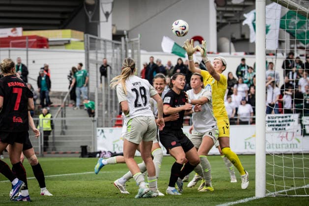 LEVERKUSEN, 17.05.2026 - Torhueterin Vanessa Fischer (Werder Bremen, 1) pariert nach einer Ecke während der Begegnung Bayer 04 Leverkusen - Werder Bremen an Spieltag 26 der Google Pixel Frauen-Bundesliga am 17.05.2026 im Ulrich-Haberland-Stadion in Leverkusen (Nordrhein-Westfalen). DFL REGULATIONS PROHIBIT ANY USE OF PHOTOGRAPHS AS IMAGE SEQUENCES AND OR QUASI-VIDEO. Nordrhein-Westfalen Deutschland Copyright: xAxelxKohringx