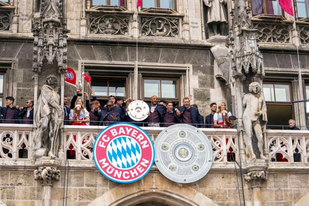 17 05 2026, Soccer Bundesliga 2025 2026, FC Bayern Munich championship celebration on the Rathausbalkon in Munich Coach Vincent Kompany FC Bayern Munich with the championship trophy mcotr, Goalkeeper Coach Michael Rechner FC Bayern Munich ,