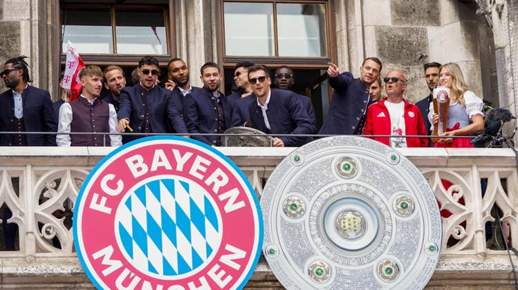 17 05 2026, Football Bundesliga 2025 2026, FC Bayern Munich championship celebration on the town hall balcony in Munich Leon Goretzka FC Bayern Munich with the championship trophy Lennart Karl FC Bayern Munich , Harry Kane FC Bayern Munich , Aleksandar Pavlovic Bayern Munich , Raphael Guerreiro FC Bayern Munich , Luis Diaz FC Bayern Munich goalkeeper Manuel Neuer FC Bayern Munich