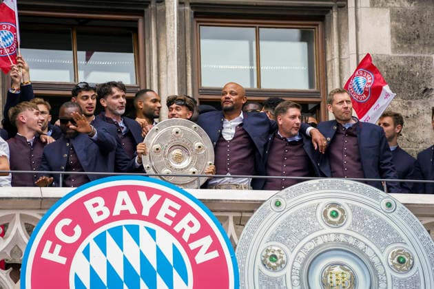 17 05 2026, Soccer Bundesliga 2025 2026, FC Bayern Munich championship celebration on the Rathausbalkon in Munich Coach Vincent Kompany FC Bayern Munich with the championship trophy mcotr, Goalkeeper Coach Michael Rechner FC Bayern Munich ,