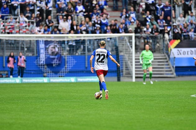 Soccer I Women I Season 2025 2026 I Bundesliga I Matchday 26 I Hamburger SV FC Bayern Munich I 17 05 2026 Sophie Hillebrand 22, Hamburger SV goes alone towards the Bayern goal, but cannot score Hamburg Volksparkstadion Hamburg Germany Copyright: xLobeca WolfxGebhardtx