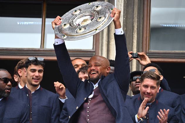 Coach Vincent KOMPANY Bayern Muenchen with Meisterschale,Schale,Pokal,Cup,Trophaee, Meisterfeier FC Bayern Muenchen auf dem Rathausbalkon auf dem Marienplatz in Muenchen am 17 05 2026 Fußball 1 Bundesliga Saison 2025 2026, 34 Spieltag,