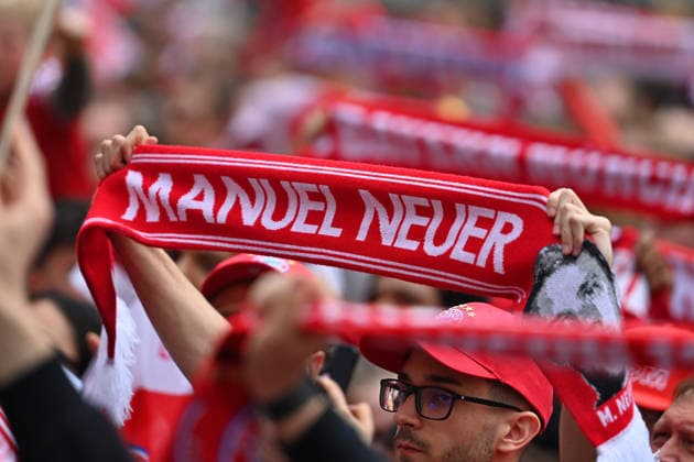 Sport Bilder des Tages Fans,Fussballfans,Manue Neuer Schal,Fanschal. Meisterfeier FC Bayern Muenchen auf dem Rathausbalkon auf dem Marienplatz in Muenchen am 17.05.2026. Fussball 1. Bundesliga Saison 2025 2026, 34.Spieltag, *** Fans,soccer fans,Manue Neuer scarf,fan scarf championship celebration FC Bayern Muenchen on the town hall balcony on the Marienplatz in Munich on 17 05 2026 Soccer 1 Bundesliga season 2025 2026, 34 match day,