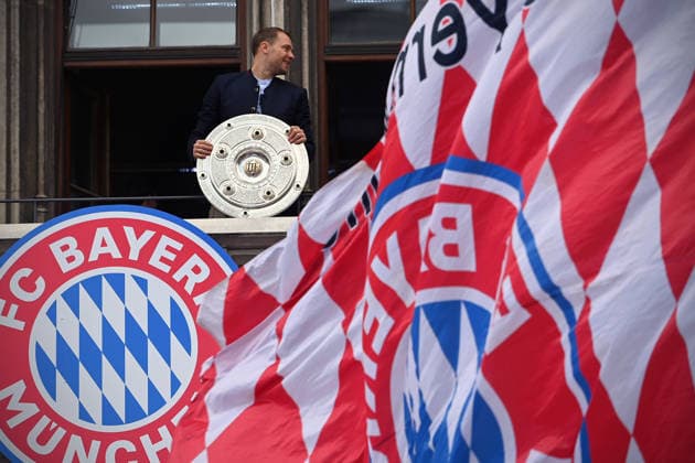 Manuel NEW goalkeeper Bayern Muenchen with Meisterschale,Schale,Pokal,Cup,Trophaee, Meisterfeier FC Bayern Muenchen auf dem Rathausbalkon auf dem Marienplatz in Muenchen am 17 05 2026 Fußball 1 Bundesliga Saison 2025 2026, 34 Spieltag,