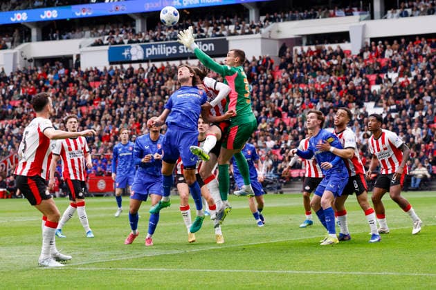 2026-05-17 PSV v FC Twente - Dutch Eredivisie EINDHOVEN, NETHERLANDS - MAY 17: Sam Lammers of FC Twente, goalkeeper Matej Kovar of PSV makes a save during the Dutch Eredivisie match between PSV and FC Twente at Philips Stadion on May 17, 2026 in Eindhoven, Netherlands. Eindhoven Philips Stadion Netherlands Content not available for redistribution in The Netherlands directly or indirectly through any third parties. Copyright: xBenxGalx