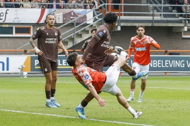 VOLENDAM , 17-05-2026 , Kras Stadium , season 2025 2026 , Dutch Eredivisie football , match between FC Volendam and Telstar , picture shows Telstar player Neville Ogidi Nwankwo and FC Volendam player Anthony Descotte Volendam - Telstar  x203758751x Copyright: