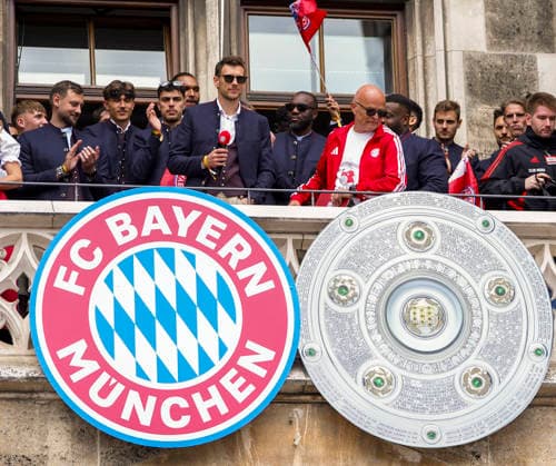 17 05 2026, Football Bundesliga 2025 2026, FC Bayern Munichs championship celebration on the Rathausbalkon in Munich Leon Goretzka FC Bayern Munich and presenter Stephan Lehmann