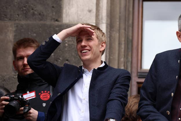 Football, men, Bundesliga, 2025 2026 season, FC Bayern Munich, championship celebration, Rathausbalkon, Marienplatz Dominik Krause, Lord Mayor of the City of Munich looks out, hand over eyes, watching