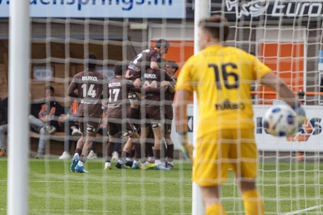 VOLENDAM , 17-05-2026 , KRAS Stadium , season 2025 2026 , Dutch , eredivisie , match between FC Volendam and Telstar , picture shows, FC Volendam goalkeeper Roy Steur is dejected after scoring 1-1 by Telstar player Danny Bakker Volendam - Telstar  x203758793x Copyright: