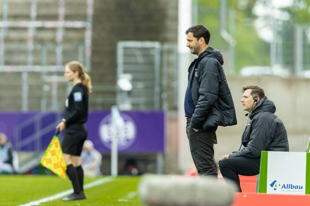 Coach Edmond Kapllani Sport Club Freiburg looks on during the Women s Soccer Bundesliga match between SGS Essen and Sport Club Freiburg at Stadion an der Hafenstrasse on May 17, 2026 in Essen, Germany, Germany Photo by Mario Hommes DeFodi Images Trainer Edmond Kapllani Sport Club Freiburg looks on during the Women s Soccer Bundesliga match between SGS Essen and Sport Club Freiburg at Stadion an der Hafenstrasse on May 17, 2026 in Essen, Germany Photo by Mario Hommes DeFodi Images DFL regulations prohibit any use of photographs as image sequences and or quasi video