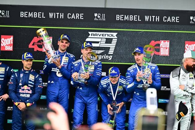 Sport Bilder des Tages Das Siegerteam Mercedes-AMG Team RAVENOL mit Startnummer 80 präsentiert sich auf dem Podium der 24h Nürburgring. Luca Stolz, Maro Engel und Maxime Martin halten den Pokal und feiern den Langstrecken-Erfolg auf der Nordschleife. Mercedes-AMG Team RAVENOL 80 feiert Sieg bei der 24h Nürburgring 2026 *** The winning team Mercedes AMG Team RAVENOL with starting number 80 presents itself on the podium of the 24h Nürburgring Luca Stolz, Maro Engel and Maxime Martin hold the trophy and celebrate the endurance success on the Nordschleife Mercedes AMG Team RAVENOL 80 celebrates victory at the 24h Nürburgring 2026 Copyright: xMichaelxGelhardtx