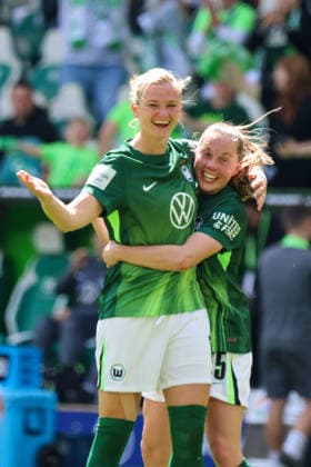 Wolfsburg, Germany 17 May 2026 1 Womens Bundesliga 26 Matchday VfL Wolfsburg vs 1 FC Nürnberg In the picture from left scorer Alexandra Popp VfL , who is playing her last game after 14 years, scores her last goal to make it 2-0 for Wolfsburg and cheers with Janou Levels VfL Copyright: HMBxMedia MadeleinexFantini