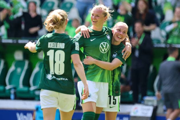 Wolfsburg, Germany 17 May 2026 1 Womens Bundesliga 26 Matchday VfL Wolfsburg vs 1 FC Nürnberg In the picture from left the second scorer Alexandra Popp VfL , who is playing her last game after 14 years, scores her last goal to make it 2-0 for Wolfsburg and cheers with Justine Kielland VfL and Janou Levels VfL Copyright: HMBxMedia MadeleinexFantini