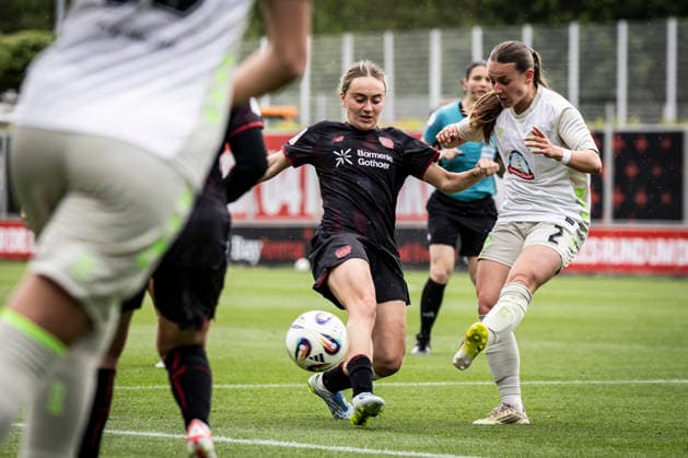 LEVERKUSEN, 17.05.2026 - Sofie Zdebel (Bayer 04 Leverkusen, 16), Chiara d Angelo (Werder Bremen, 2) während der Begegnung Bayer 04 Leverkusen - Werder Bremen an Spieltag 26 der Google Pixel Frauen-Bundesliga am 17.05.2026 im Ulrich-Haberland-Stadion in Leverkusen (Nordrhein-Westfalen). DFL REGULATIONS PROHIBIT ANY USE OF PHOTOGRAPHS AS IMAGE SEQUENCES AND OR QUASI-VIDEO. Nordrhein-Westfalen Deutschland Copyright: xAxelxKohringx