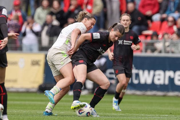 from left Larissa Mühlhaus SV Werder Bremen, 7 and Katharina Piljic Bayer 04 Leverkusen, 6 in a duel, dynamic, action, action, game scene, THE DFB REGULATIONS PROHIBIT ANY USE OF PHOTOGRAPHS AS IMAGE SEQUENCES AND OR QUASI VIDEO , 17 05 2026, Leverkusen Germany , Football, Google Pixel Womens Bundesliga, Bayer 04 Leverkusen SV Werder Bremen xobx