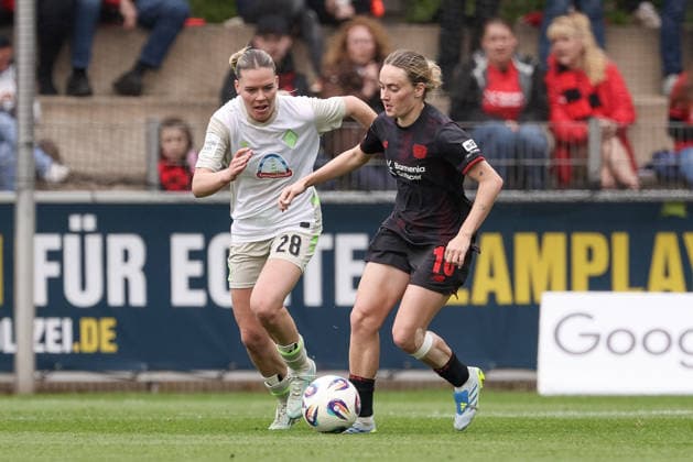 from left Juliane Wirtz SV Werder Bremen, 28 and Sofie Zdebel Bayer 04 Leverkusen, 16 in a duel, dynamic, action, action, game scene, THE DFB REGULATIONS PROHIBIT ANY USE OF PHOTOGRAPHS AS IMAGE SEQUENCES AND OR QUASI VIDEO , 17 05 2026, Leverkusen Germany , Football, Google Pixel Womens Bundesliga, Bayer 04 Leverkusen SV Werder Bremen xobx