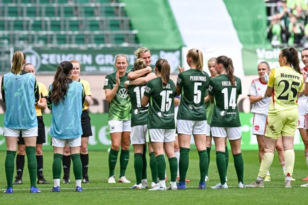 Soccer I Women I Season 2025 2026 I Bundesliga I 26 Matchday I VfL Wolfsburg 1 FC Nuremberg I 17 05 2026 Alexandra Popp 11, VfL Wolfsburg being substituted and being applauded, Popp hugs Svenja Huth 10, VfL Wolfsburg Crop, close-up, portrait, portrait, single photo, single image, body Wolfsburg Volkswagen Arena Lower Saxony Germany Copyright: xLobeca InesxHähnelx