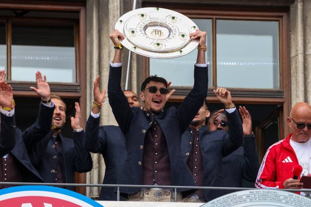 Aleksandar Pavlovic FC Bayern Muenchen, 45 with the championship trophy on the town hall balcony, GER, Reception of FC Bayern Muenchen at the town hall and championship celebration at Marienplatz, 17 05 2026, GER, Reception of FC Bayern Muenchen at the town hall and championship celebration at Marienplatz, 17 05 2026 Muenchen Copyright: xEibner-Pressefoto JennixMaulx EP_JML