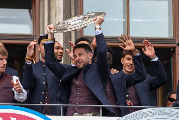 Raphael Guerreiro FC Bayern Muenchen, 22 with the championship trophy on the town hall balcony, GER, Reception of FC Bayern Muenchen at the town hall and championship celebration at Marienplatz, 17 05 2026, GER, Reception of FC Bayern Muenchen at the town hall and championship celebration at Marienplatz, 17 05 2026 Muenchen Copyright: xEibner-Pressefoto JennixMaulx EP_JML