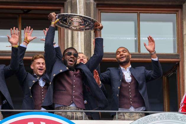 Dayot Upamecano FC Bayern Muenchen, 02 with the championship trophy on the town hall balcony, with Joshua Kimmich FC Bayern Muenchen, 06 and Jonathan Tah FC Bayern Muenchen, 04 , GER, Reception of FC Bayern Muenchen at the town hall and championship celebration at Marienplatz, 17 05 2026, GER, Reception of FC Bayern Muenchen at the town hall and championship celebration at Marienplatz, 17 05 2026 Muenchen Copyright: xEibner-Pressefoto JennixMaulx EP_JML