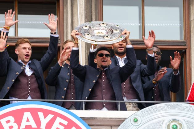 Luis Diaz FC Bayern Muenchen, 14 with the championship trophy on the town hall balcony, GER, Reception of FC Bayern Muenchen at the town hall and championship celebration at Marienplatz, 17 05 2026, GER, Reception of FC Bayern Muenchen at the town hall and championship celebration at Marienplatz, 17 05 2026 Muenchen Copyright: xEibner-Pressefoto JennixMaulx EP_JML