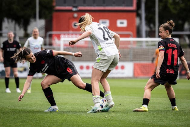LEVERKUSEN, 17.05.2026 - Katharina Piljic (Bayer 04 Leverkusen, 6), Juliane Wirtz (Werder Bremen, 28), Kristin Kögel (Bayer 04 Leverkusen, 11) während der Begegnung Bayer 04 Leverkusen - Werder Bremen an Spieltag 26 der Google Pixel Frauen-Bundesliga am 17.05.2026 im Ulrich-Haberland-Stadion in Leverkusen (Nordrhein-Westfalen). DFL REGULATIONS PROHIBIT ANY USE OF PHOTOGRAPHS AS IMAGE SEQUENCES AND OR QUASI-VIDEO. Nordrhein-Westfalen Deutschland Copyright: xAxelxKohringx