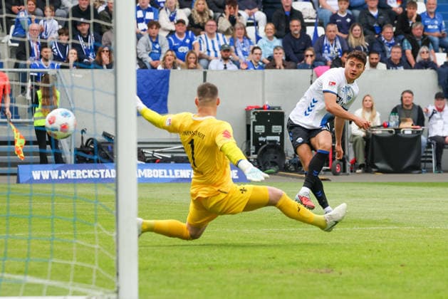2026 05 17 xjfx 2 Bundesliga SV Darmstadt 98 SC Paderborn v l , Stefano Marino SC Paderborn scores the goal to 0 1, Goalkeeper, Goalkeeper Marcel Schuhen SV Darmstadt 98 DFL DFB REGULATIONS PROHIBIT ANY USE OF PHOTOGRAPHS as IMAGE SEQUENCES and or QUASI VIDEO Copyright: JoaquimxFerreira