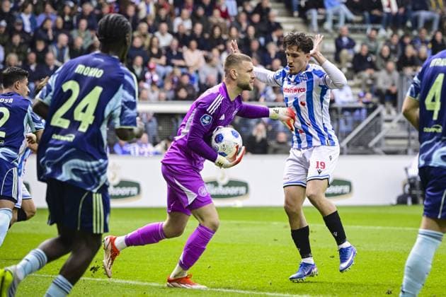 HEERENVEEN - (lr) AFC Ajax goalkeeper Maarten Paes and Vasilios Zagaritis of sc Heerenveen during the Dutch Eredivisie match between SC Heerenveen and AFC Ajax at the Abe Lenstra Stadium on 17 May 2026 in Heerenveen, the Netherlands. OLAF KRAAK ANP Eredivisie 2025-2026 xVIxANPxSportx xxANPxIVx 558545513 originalFilename: 558545513.jpg