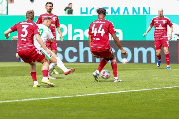Felix Klaus 30 Spvgg Greuther Fuerth pulls away and scores the 1 0 in the 3 minute, SpVgg Greuther Fuerth vs Fortuna Duesseldorf, Football, Men, 2 Bundesliga, DFL, Saison 2025 2026, 34 Spieltag, Rueckrunde, 17 05 2026 DFB regulations prohibit any use of photographs as image sequences and or quasi video Fuerth Bayern Germany Copyright: xkolbert-press MartinxAgüerax