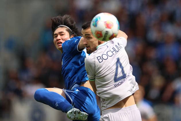 Sport Bilder des Tages Erhan Masovic (VfL Bochum, 04) und Shio Fukuda (Karlsruher SC, 13) im Zweikamnpf, Karlsruher SC vs. VfL Bochum, 2. Bundesliga, 34. Spieltag, 2025 2026, 17.05.2026, DFL REGULATIONS PROHIBIT ANY USE OF PHOTOGRAPHS AS IMAGE SEQUENCES AND OR QUASI-VIDEO, Karlsruher SC vs. VfL Bochum, 2. Bundesliga, 34. Spieltag, 2025 2026, 17.05.2026 Karlsruhe *** Erhan Masovic VfL Bochum, 04 and Shio Fukuda Karlsruher SC, 13 in duel, Karlsruher SC vs VfL Bochum, 2 Bundesliga, 34 Matchday, 2025 2026, 17 05 2026, DFL REGULATIONS PROHIBIT ANY USE OF PHOTOGRAPHS AS IMAGE SEQUENCES AND OR QUASI VIDEO, Karlsruher SC vs VfL Bochum, 2 Bundesliga, 34 Matchday, 2025 2026, 17 05 2026 Karlsruhe Copyright: xEibner-Pressefoto JanxPrihodax EP_JPA