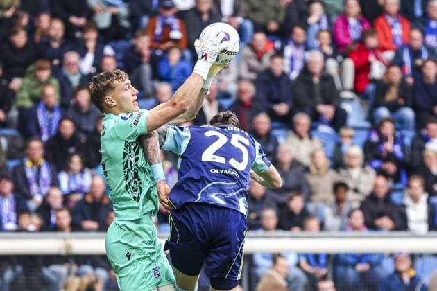 HEERENVEEN , 17-05-2026 , Abe Lenstra Stadium , season 2025 2026 , Dutch Eredivisie football , match between SC Heerenveen - Ajax , picture shows SC Heerenveen goalkeeper Bernt Klaverboer and Ajax player Wout Weghorst Heerenveen - Ajax  x203759134x Copyright: