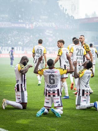 AUSTRIA WIEN - LASK Samuel Adeniran, Melayro Bogarde, George Bello of LASK celebrate a goal during the 32th round of the Admiral Bundesliga football match between Austria Vienna and LASK Linz (Linzer Athletik Klub). Generali Arena, Vienna, Austria, May 17, 2026. Photo by Branislav Racko Copyright: xx _BRR4931