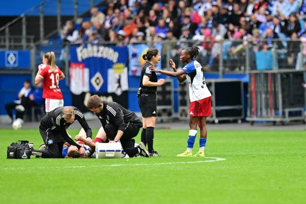 Soccer I Women I Season 2025 2026 I Bundesliga I Matchday 26 I Hamburger SV FC Bayern Munich I 17 05 2026 Magou Doucoure 2, Hamburger SV discusses with Dr Riem Hussein Referee while Melanie Brunnthaler 11, Hamburger SV is treated Hamburg Volksparkstadion Hamburg Germany Copyright: xLobeca WolfxGebhardtx