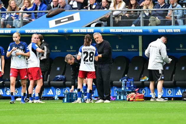 Soccer I Women I Season 2025 2026 I Bundesliga I 26 Matchday I Hamburger SV FC Bayern Munich I 17 05 2026 Pauline Annette Machtens 28, Hamburger SV in conversation with Rodolfo Cardoso Hamburger SV Hamburg Volksparkstadion Hamburg Germany Copyright: xLobeca WolfxGebhardtx