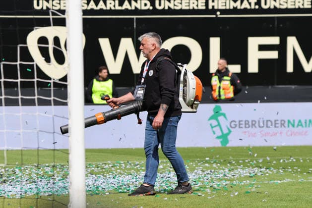 17 05 2026, Football, Men, 2 Bundesliga, Season 2025 2026, SV 07 Elversberg SC Preußen Münster, The confetti of SC Preußen Münster will be removed Elversberg Ursapharm Arena an der Kaiserlinde Saarland Germany DEU Copyright: xSebastianxBachx