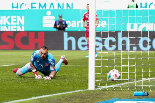 Florian Kastenmeier 33 Fortuna Duesseldorf has the disadvantage against the shot of Felix Klaus 30 Spvgg Greuther Fuerth , not in the picture, 1 0 for the cloverleaf, SpVgg Greuther Fuerth vs Fortuna Duesseldorf, Football, Men, 2 Bundesliga, DFL, Season 2025 2026, 34 Matchday, Second round, 17 05 2026 DFB regulations prohibit any use of photographs as image sequences and or quasi video Fuerth Bayern Germany Copyright: xkolbert-press MartinxAgüerax