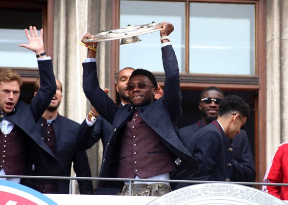 Football, men, Bundesliga, 2025 2026 season, FC Bayern Munich, championship celebration, Rathausbalkon, Marienplatz Alphonso Davies FC Bayern Munich holds up the championship trophy